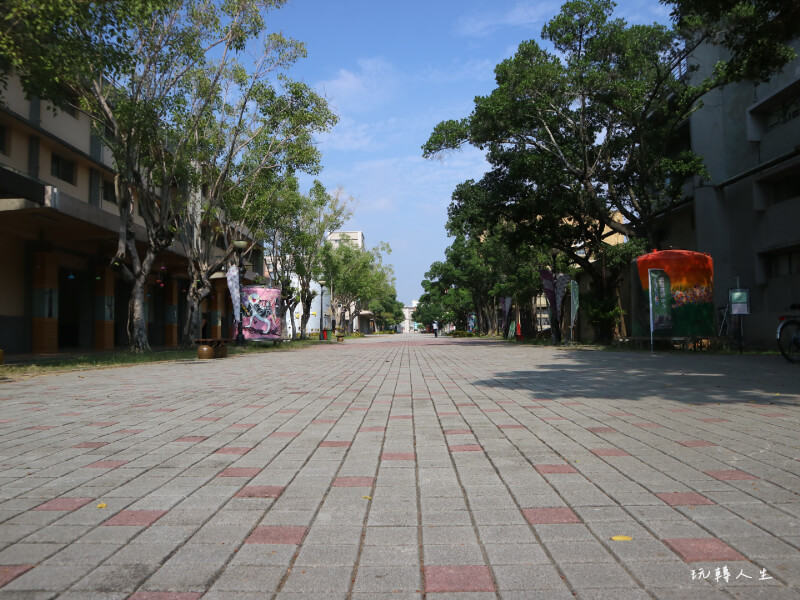 嘉義文創園區，這裡是台灣第一個生產高粱酒的廠房，所以人們給它取了個「白酒的故鄉」的名字。