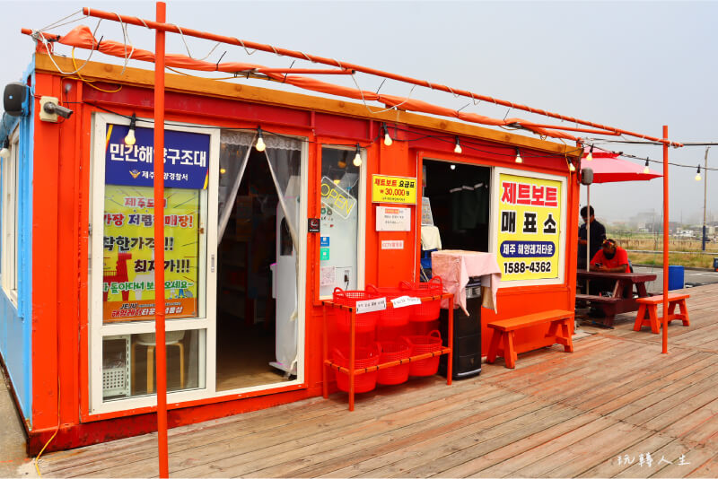韓國濟州島景點-梨湖紅白馬燈塔-淋浴間、更衣室這些基本設施都有，不用像在野生海灘那樣狼狽。