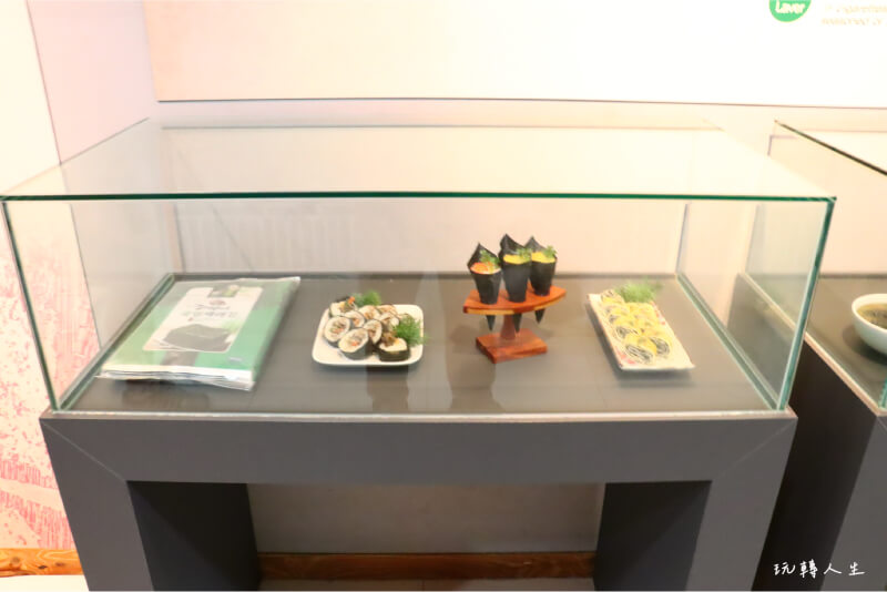 韓國濟州島景點-韓流文化體驗-展示櫃裡陳列著新鮮製作的海苔手捲和壽司