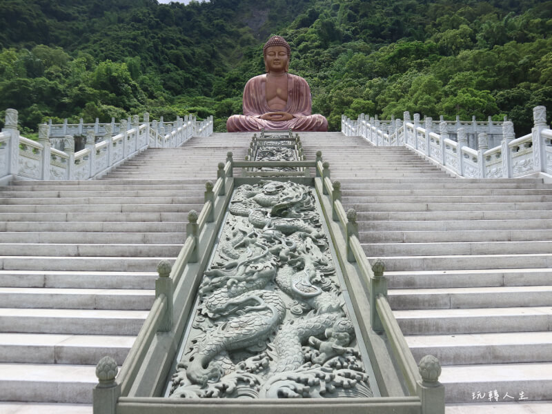 高雄市六龜區景點-六龜大佛一日遊，這座大佛的周圍環境很不錯，前方是荖濃溪緩緩流淌，後方則有中央山脈作為天然屏障。