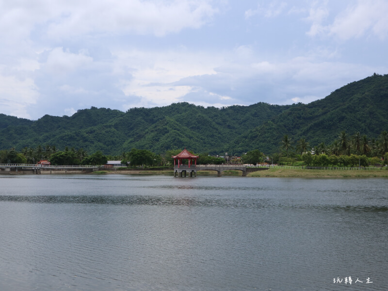 高雄市美濃區景點-美濃湖，美濃湖的位置蠻不錯的，一邊是山，另外三邊都是稻田，看起來就很舒服。