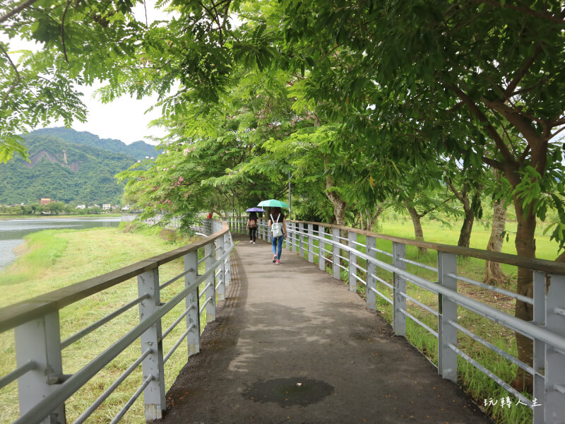 高雄市美濃區景點-想要運動或放鬆的話，湖邊有步道可以走路，也有腳踏車道可以騎車。