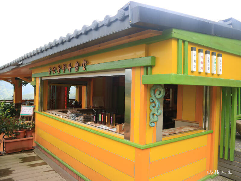 嘉義梅山景點-巧雲小棧,龍王金殿外面就有餐廳