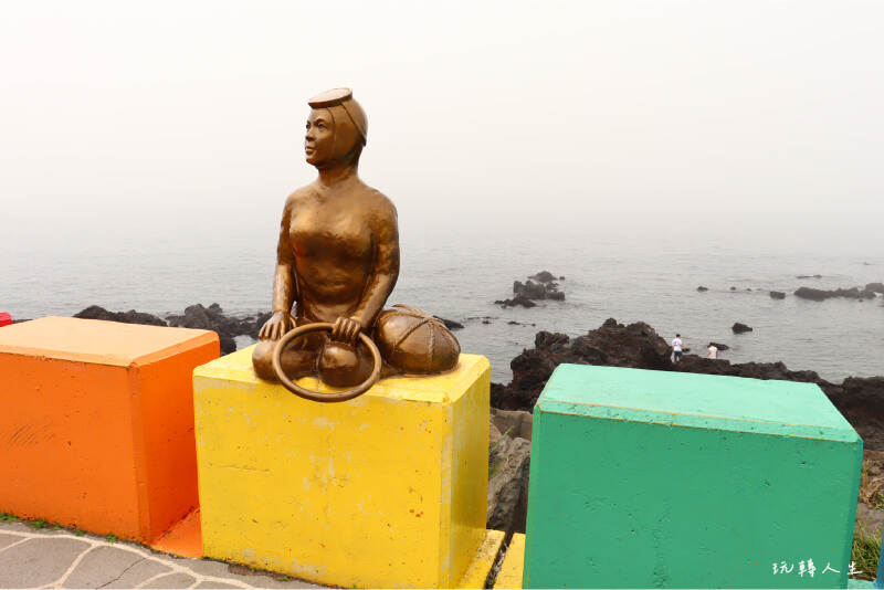 韓國濟州島景點-彩虹海岸道路-海女雕像