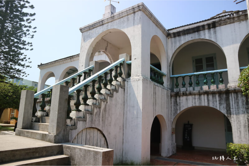 臺南市安平區景點-德記洋行，安平樹屋旁邊有一棟很醒目的白色房子，這就是德記洋行的舊址。